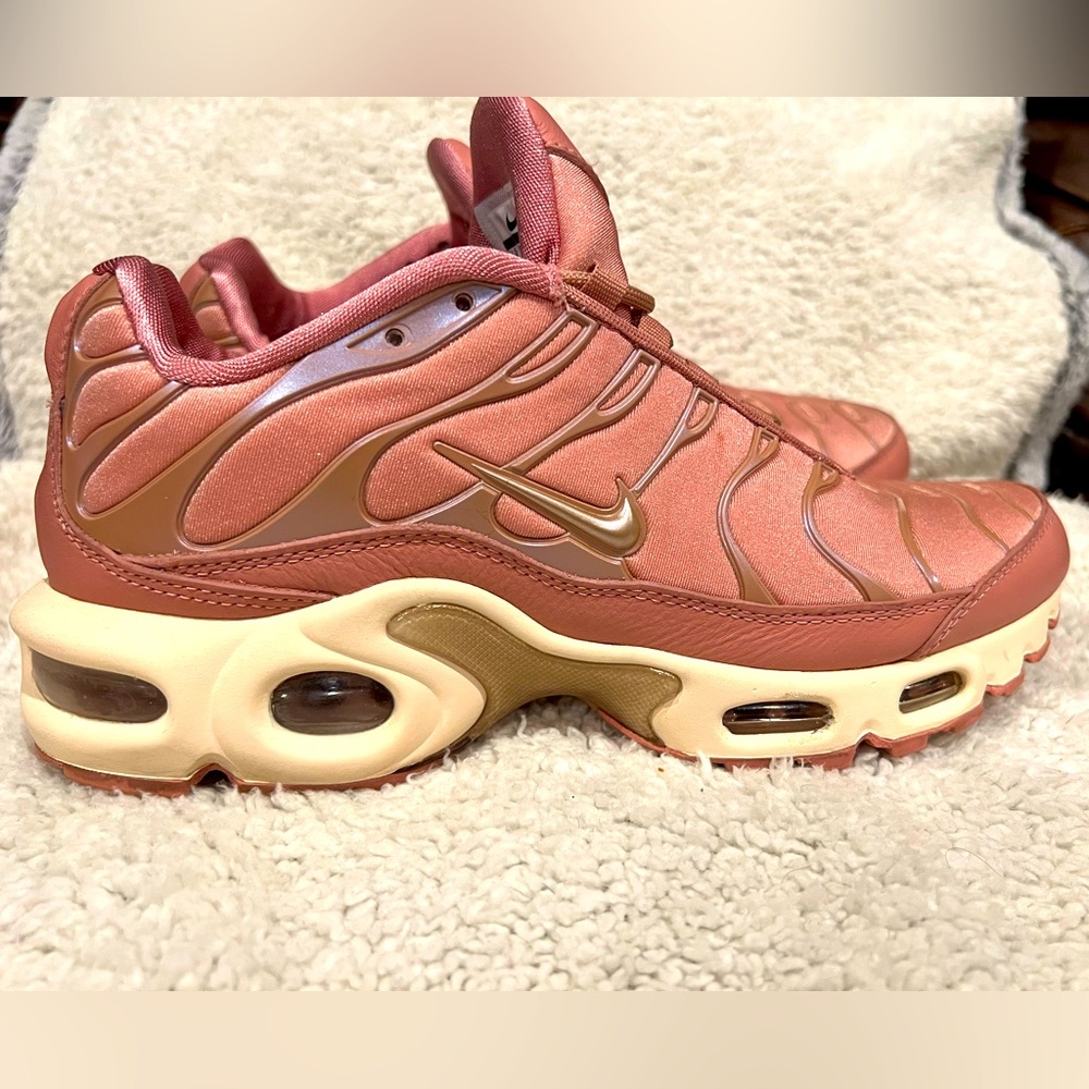 Nike AirMax Plus 
Women Size 7
Like New 
Rust Pink Color